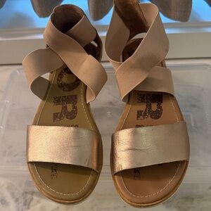 Sorel Women's Tan and Gold Sandals